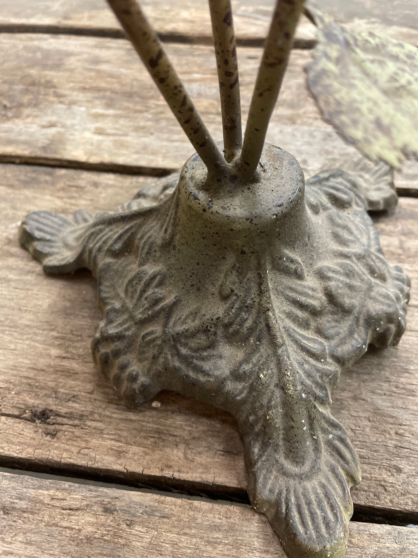 METAL FLOWERS CANDLE HOLDER