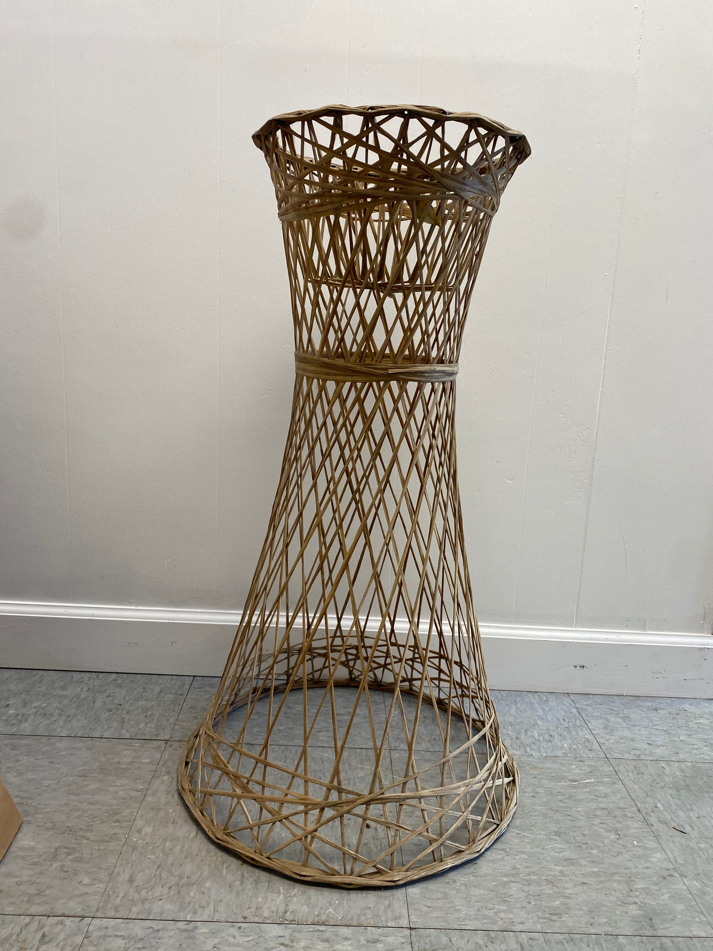 TALL PLANT HOLDER
