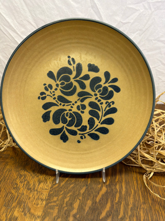 Folk art dinner plate, 10 3/8 inch