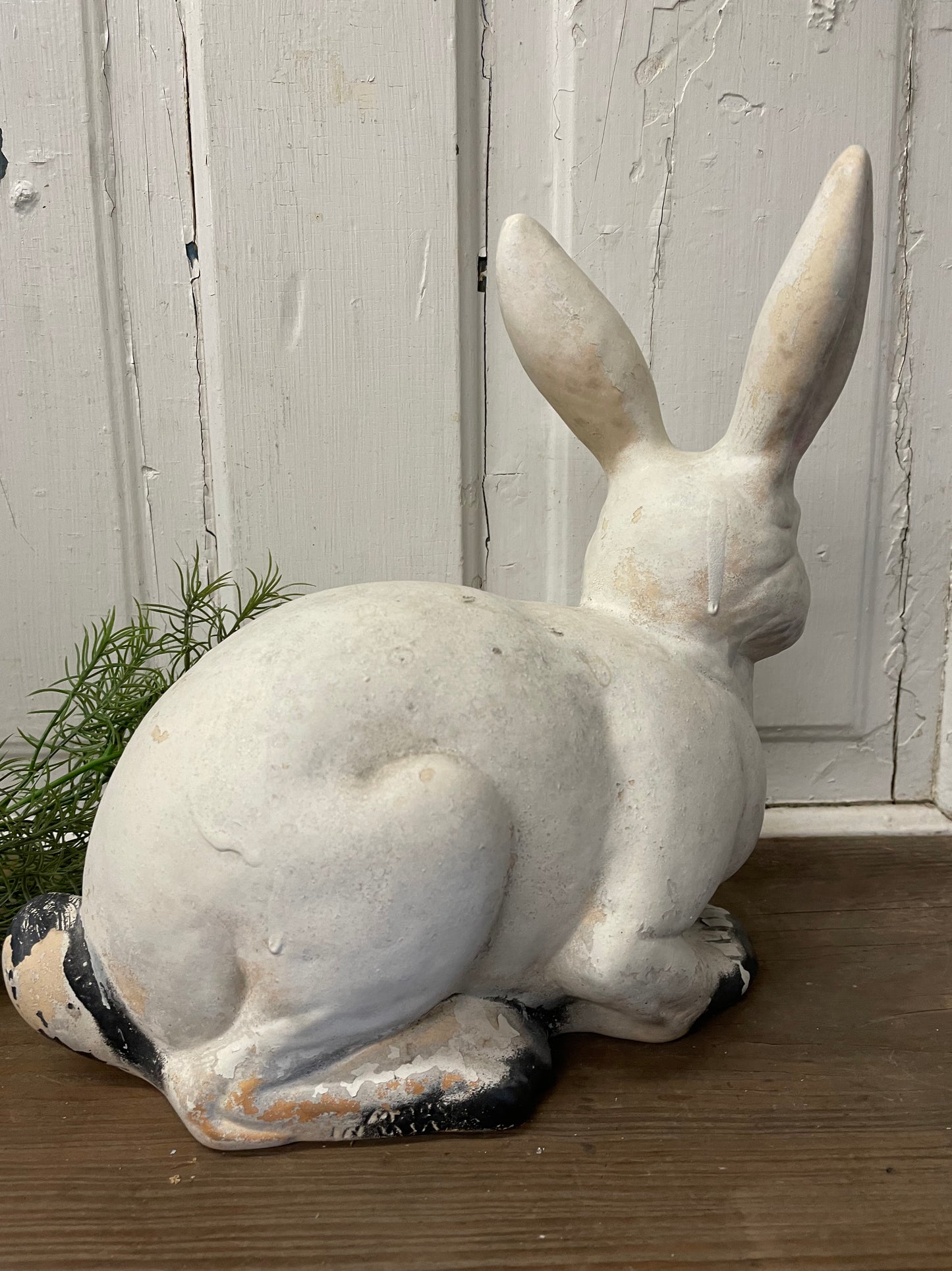 WHITE BUNNY STATUE