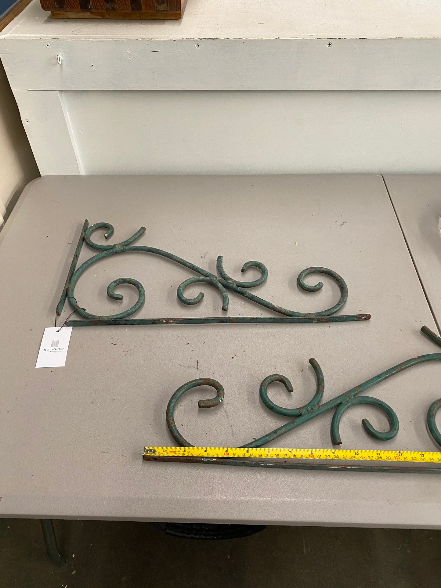 Justin - GREEN METAL BRACKET