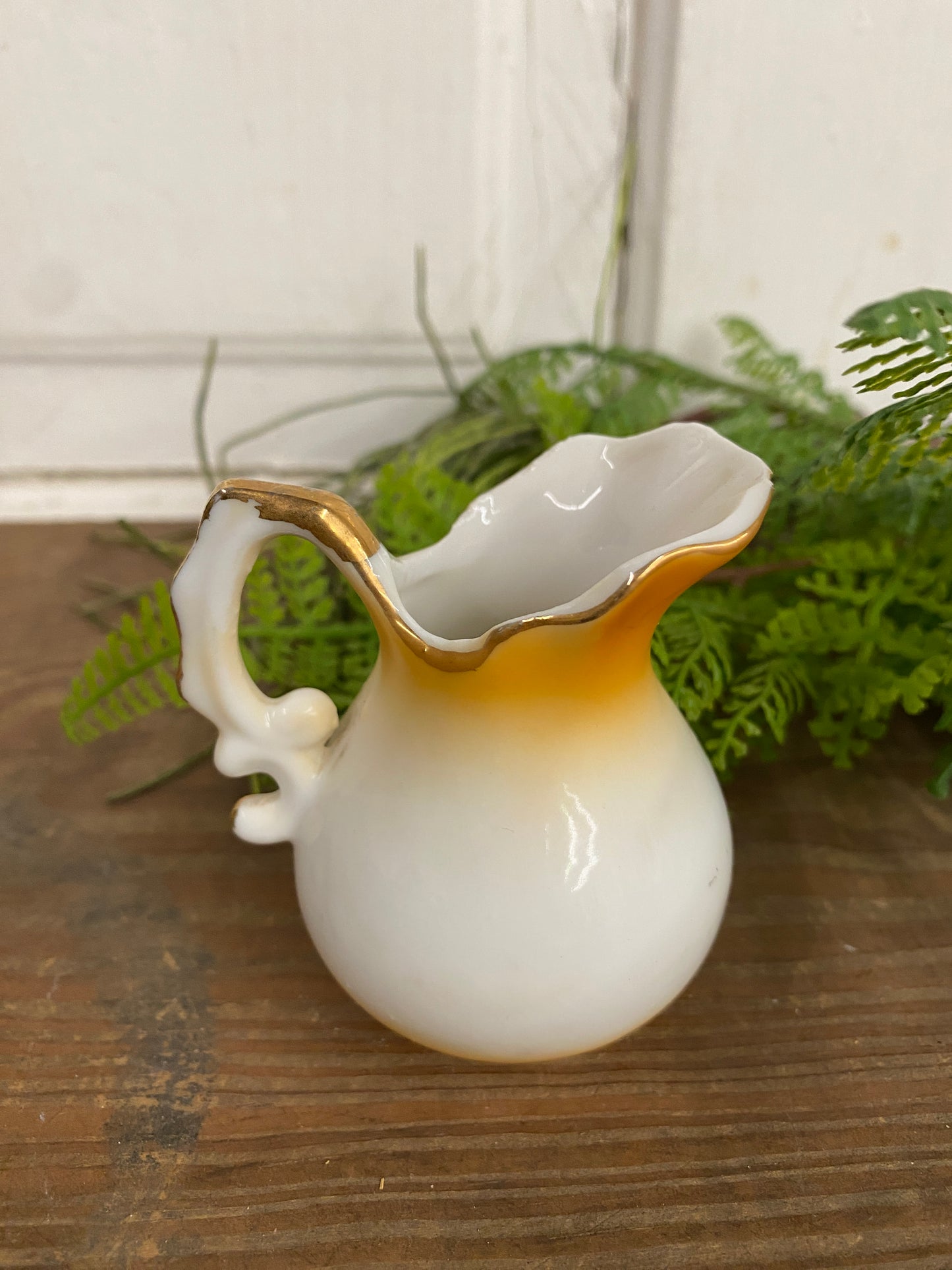 GOLD AND WHITE CREAMER