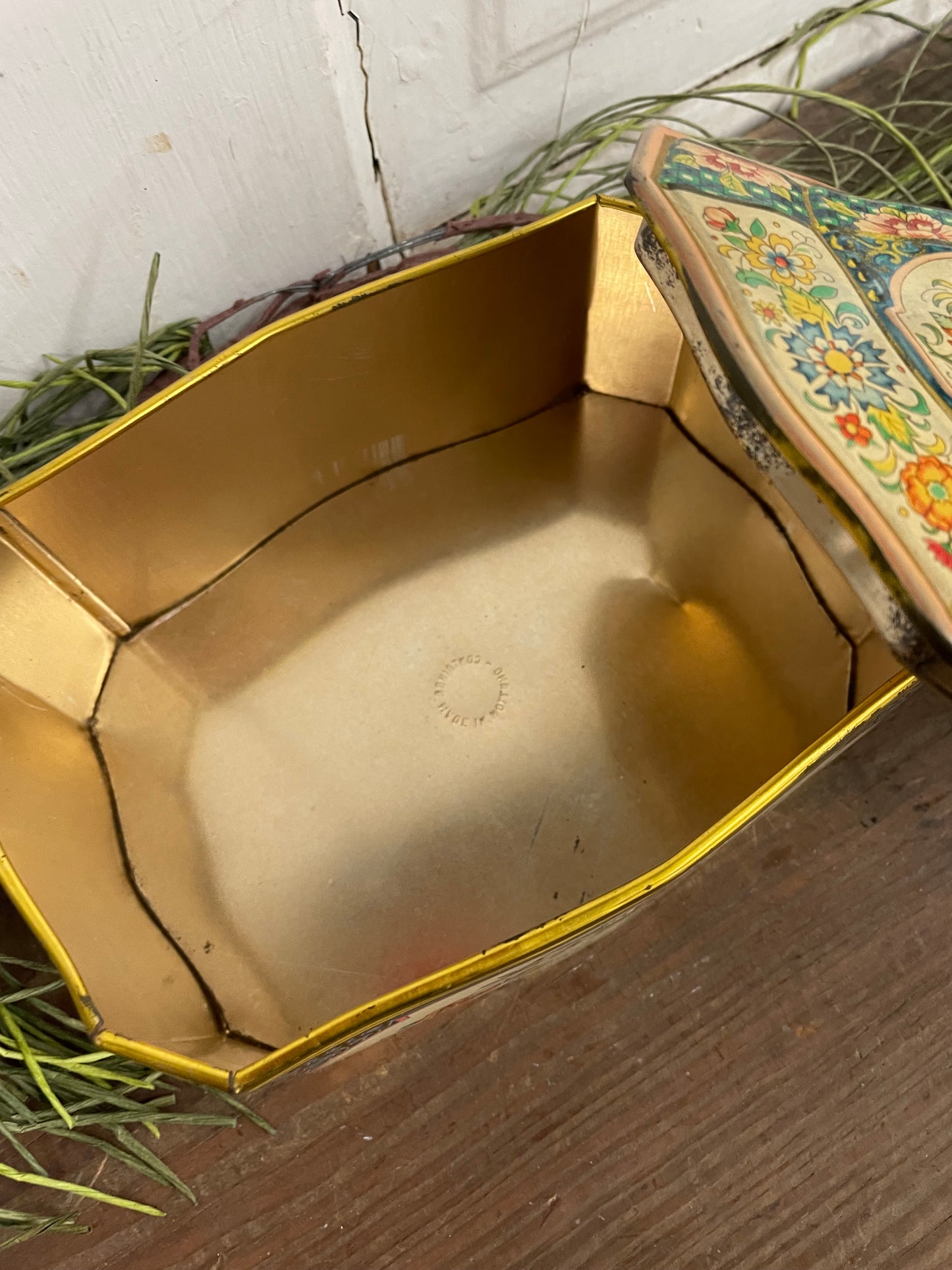 BISCUIT OR TEA TIN WITH LID