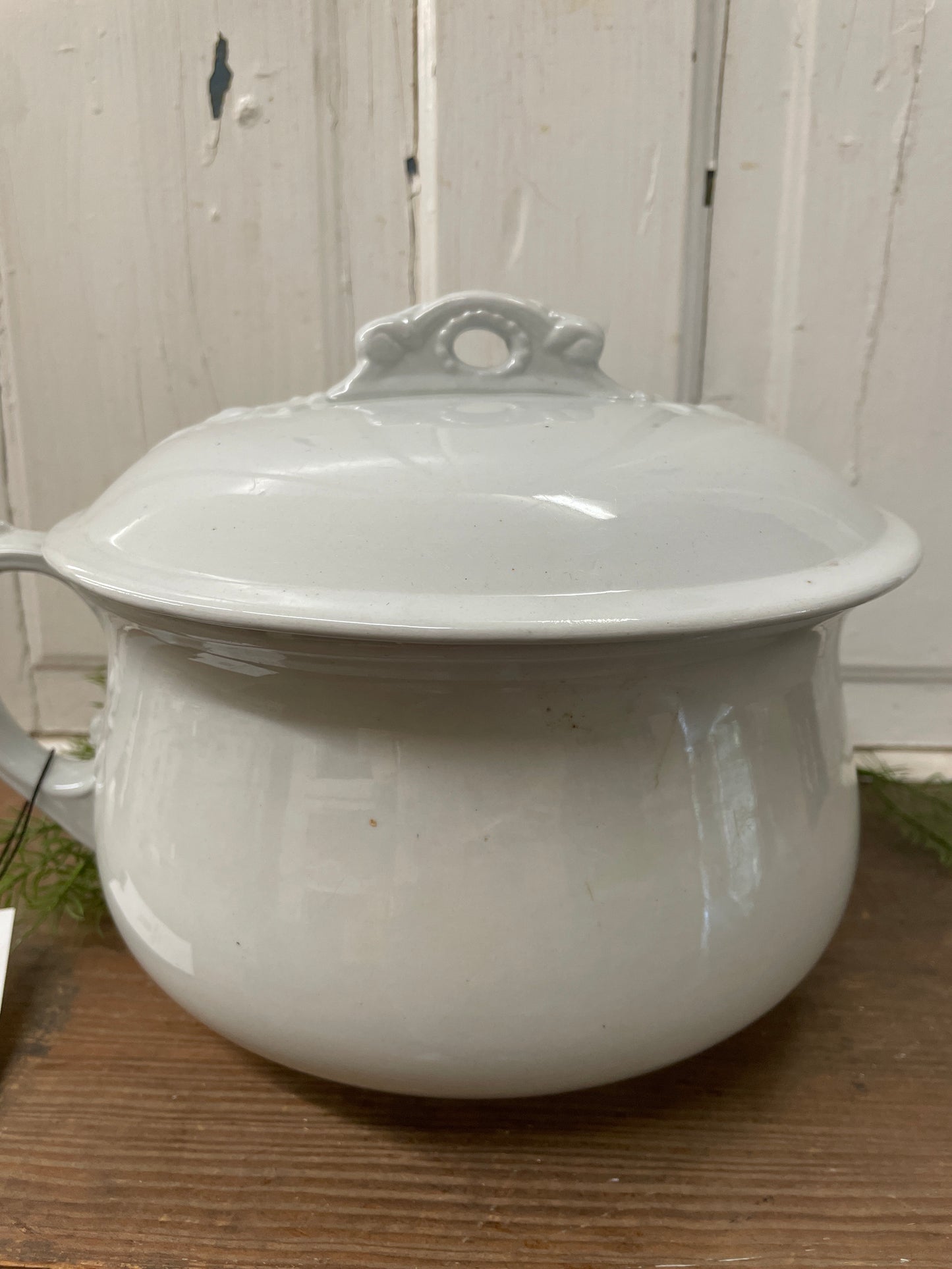 IRONSTONE CHAMBER POT W/LID