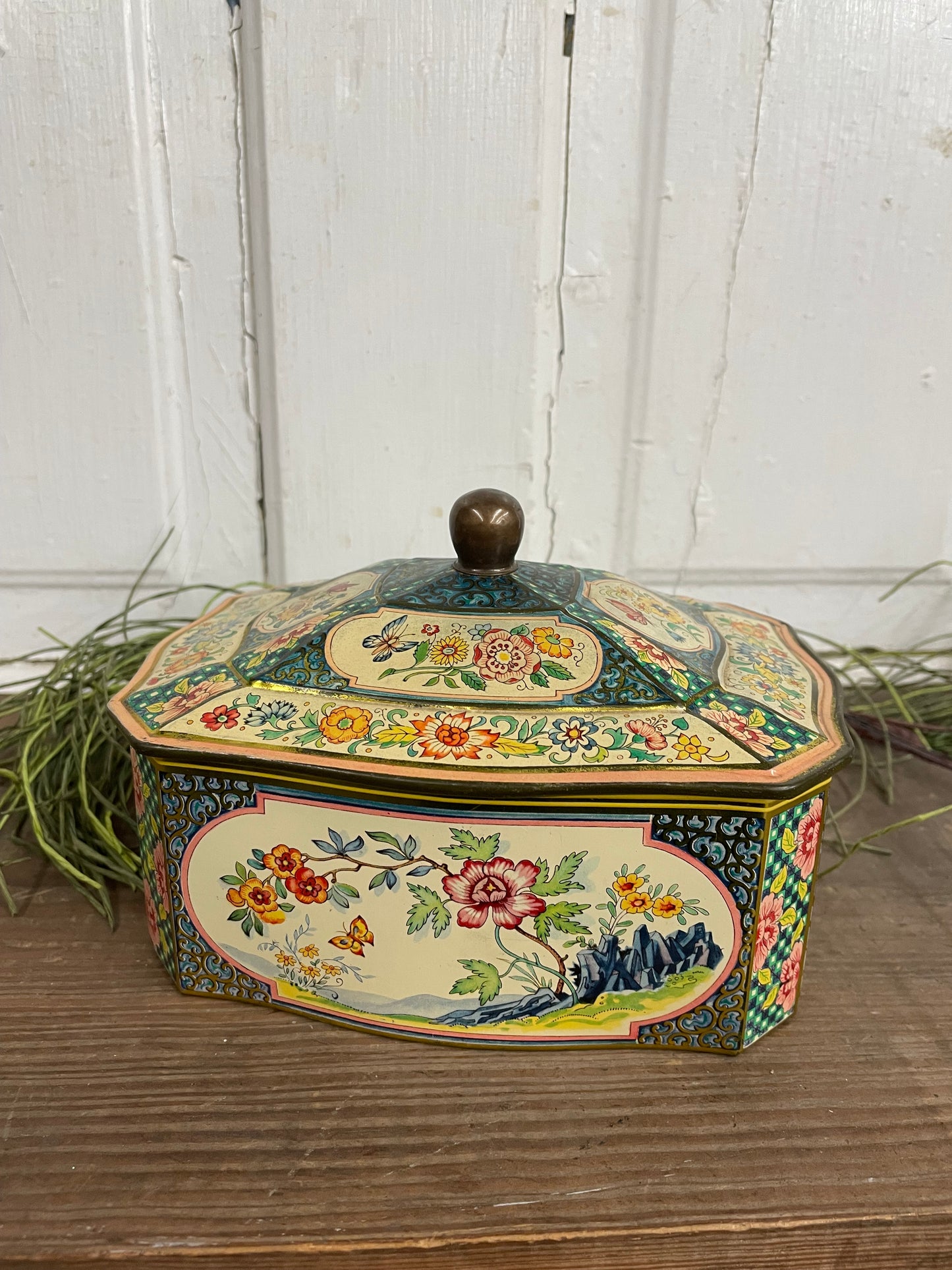 BISCUIT OR TEA TIN WITH LID