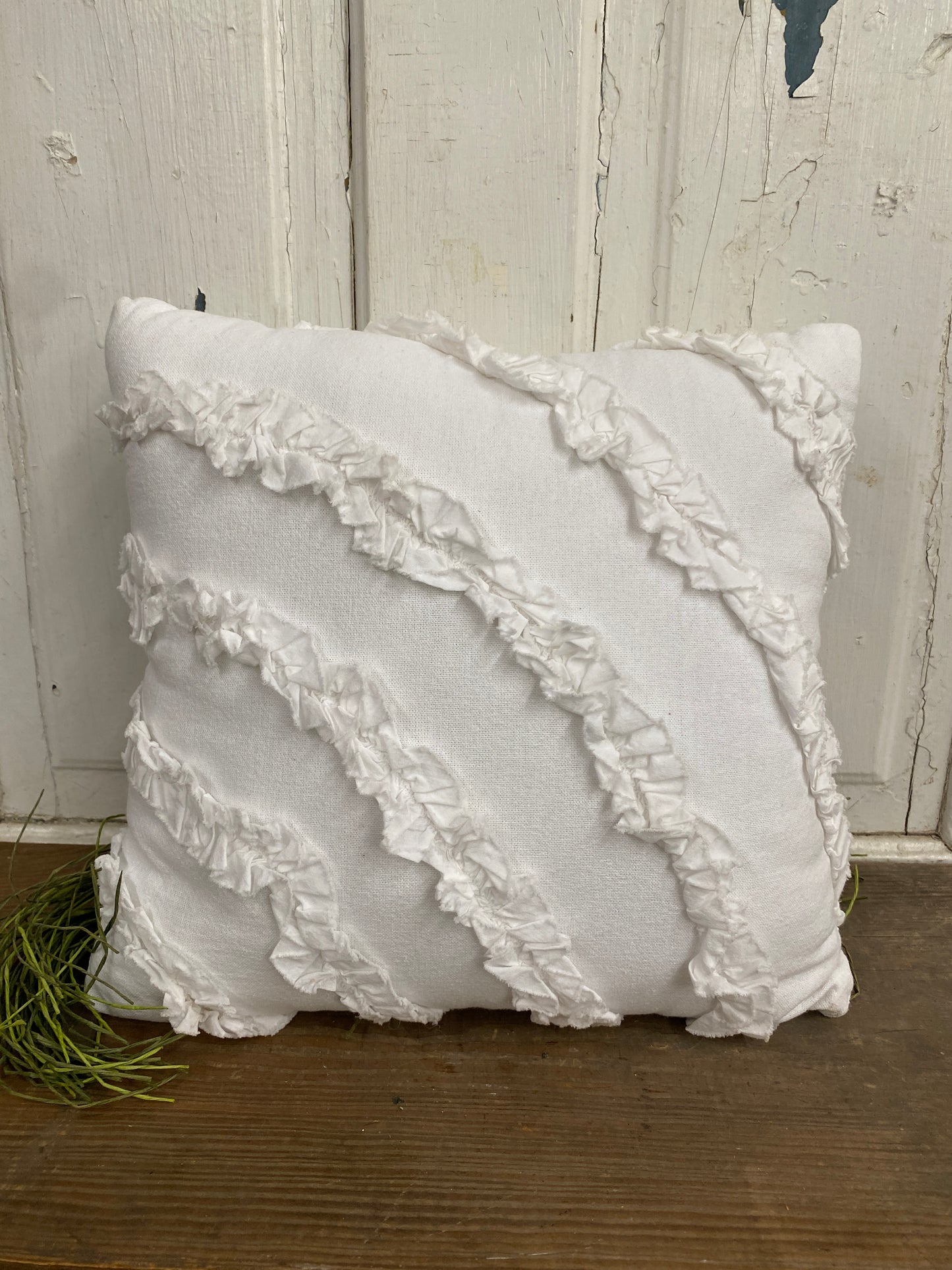 WHITE RUFFLE