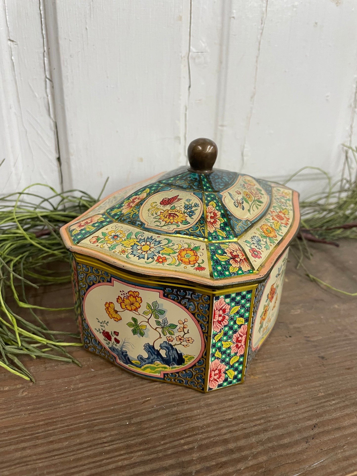 BISCUIT OR TEA TIN WITH LID