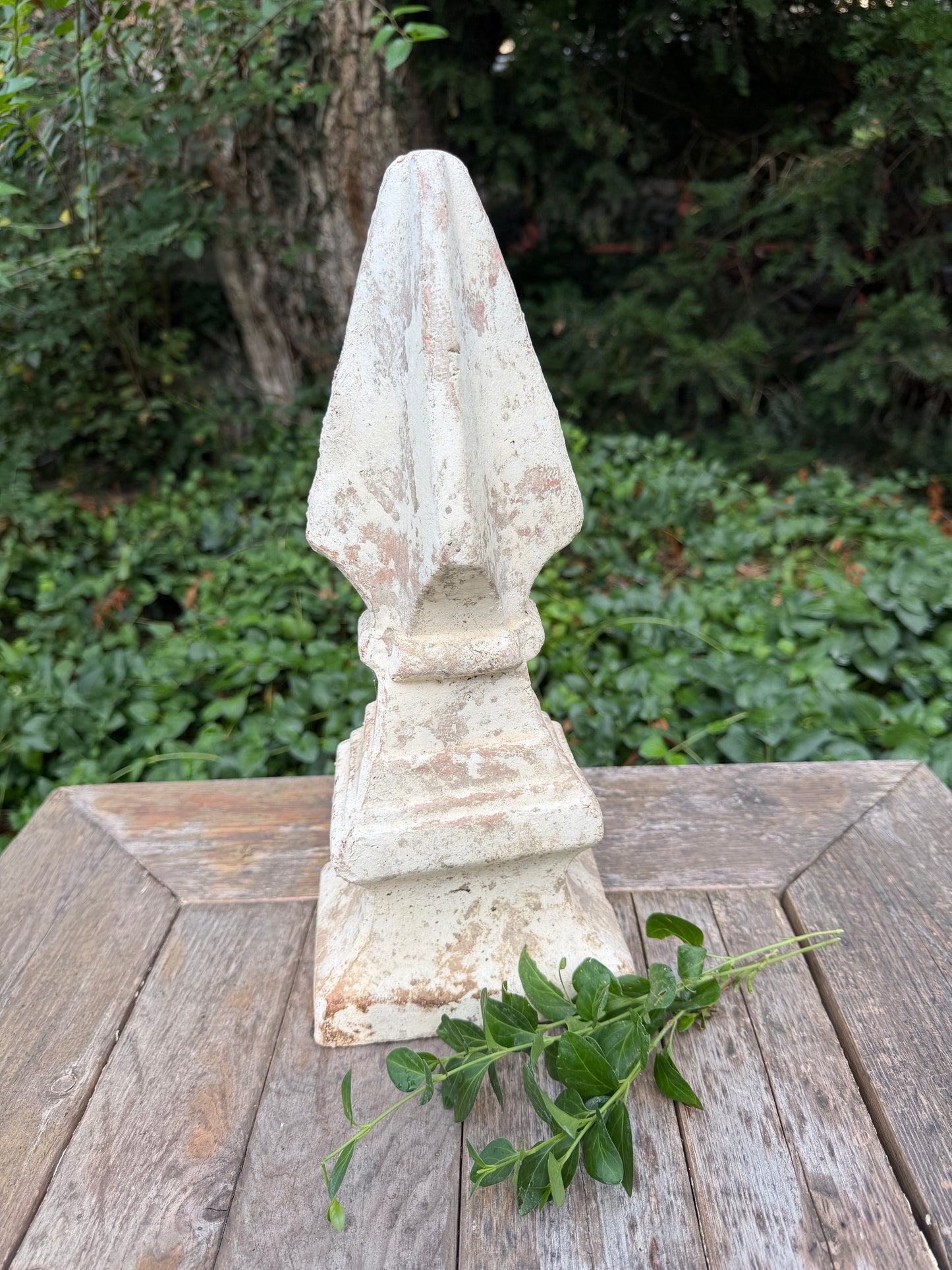 WHITE FINIAL ￼